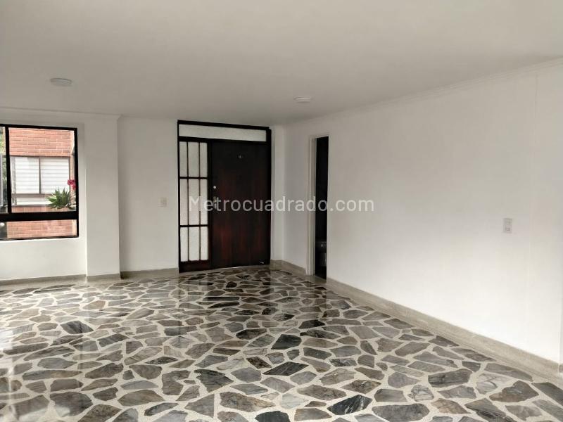 Apartamento Amplio de 3 Alcobas con Balcón en El Poblado - 3