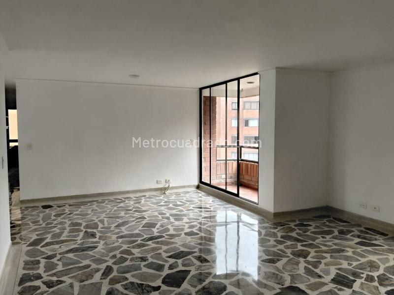 Apartamento Amplio de 3 Alcobas con Balcón en El Poblado - 4