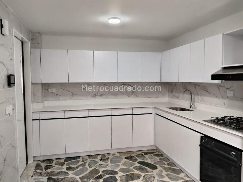 Apartamento Amplio de 3 Alcobas con Balcón en El Poblado - 6