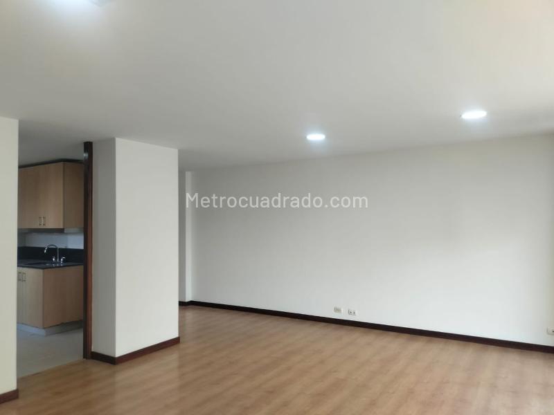 Apartamento de 3 Alcobas en Conjunto Cerrado en El Poblado (Los Balsos) - 2
