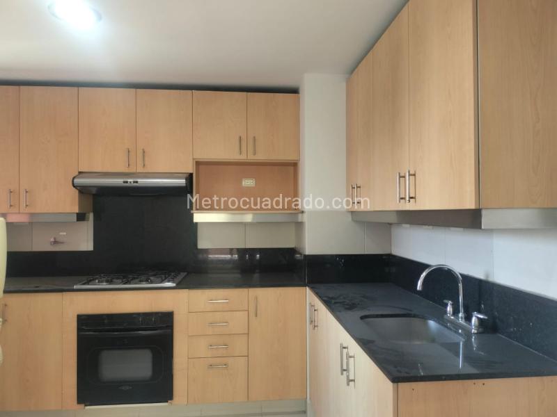 Apartamento de 3 Alcobas en Conjunto Cerrado en El Poblado (Los Balsos) - 4