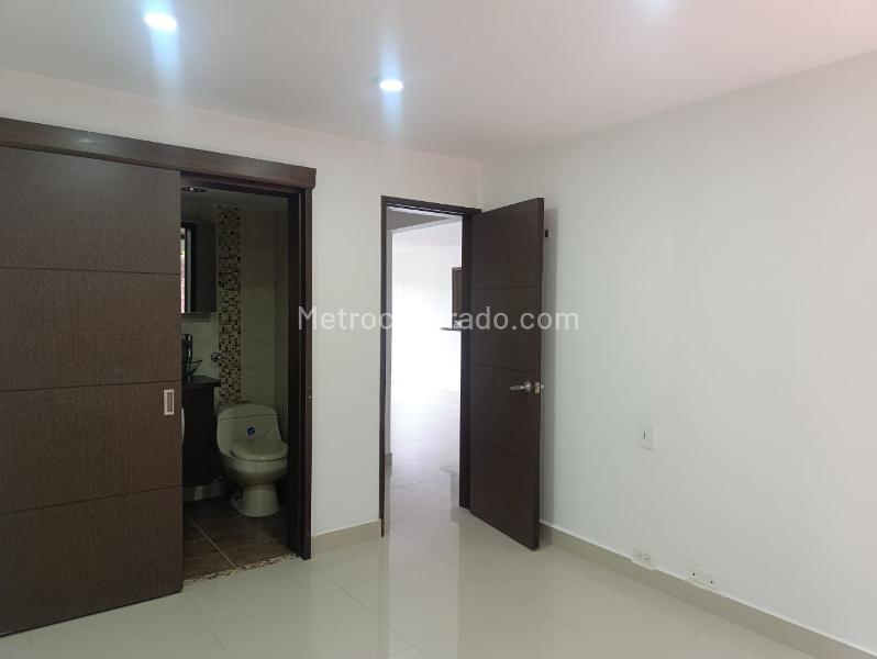 Modern 3BR Apartment with Terrace in El Poblado - 8