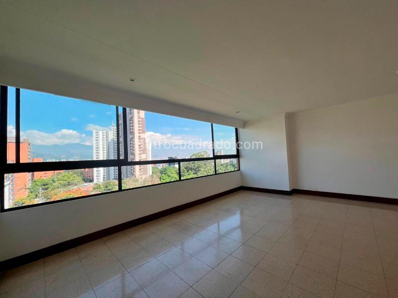 3BR Apartment with Vestier, Service Room, and Covered Parking in El Poblado - 2