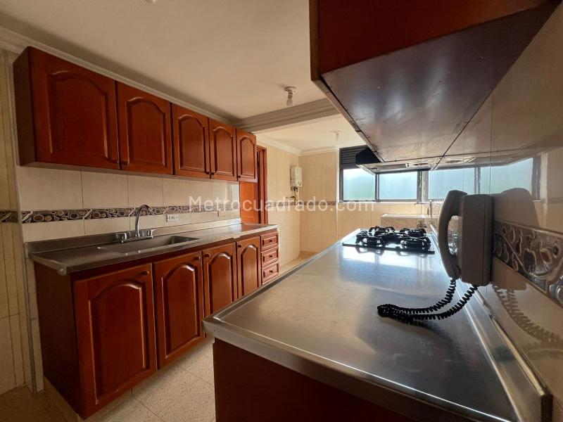 3BR Apartment with Vestier, Service Room, and Covered Parking in El Poblado - 4