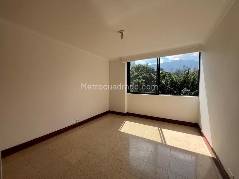 3BR Apartment with Vestier, Service Room, and Covered Parking in El Poblado - 9