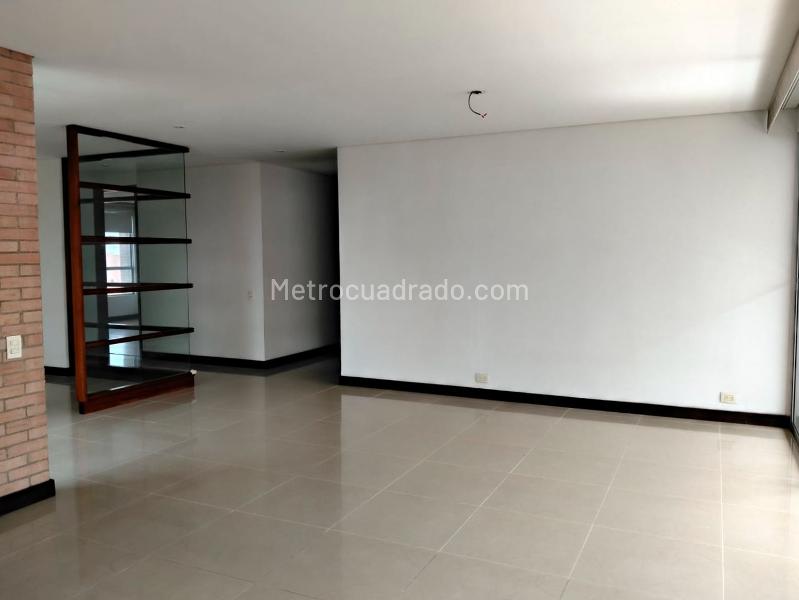 Apartamento Estiloso de 2 Alcobas con Terraza en El Poblado - 3