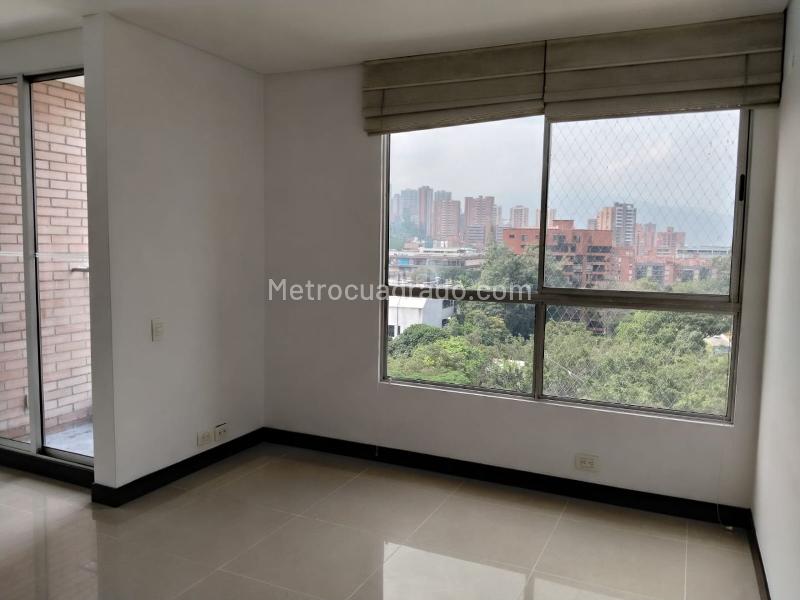 Apartamento Estiloso de 2 Alcobas con Terraza en El Poblado - 8
