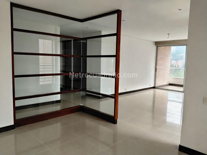 Apartamento Estiloso de 2 Alcobas con Terraza en El Poblado - 9