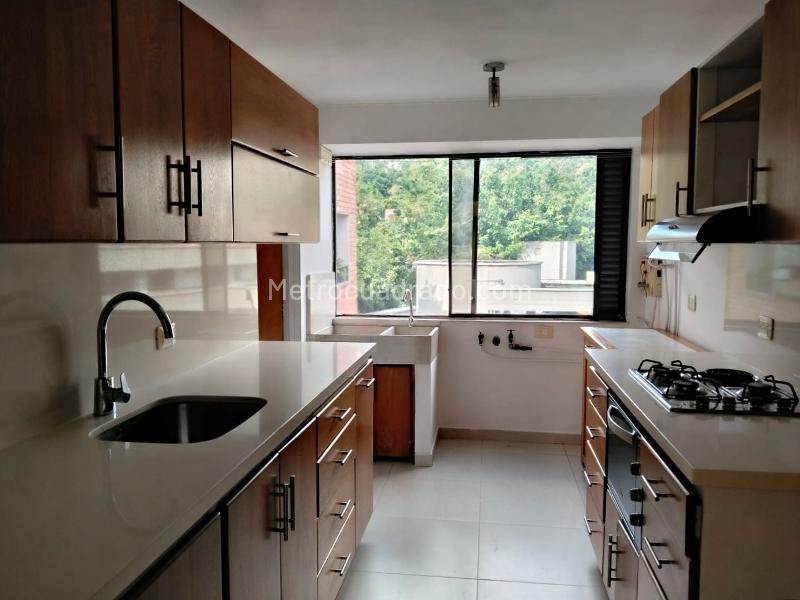 Apartamento Moderno de 3 Alcobas cerca a Centros Comerciales en El Poblado - 5