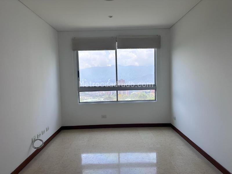 Elegant 3BR Apartment in Quiet El Poblado Neighborhood - 9