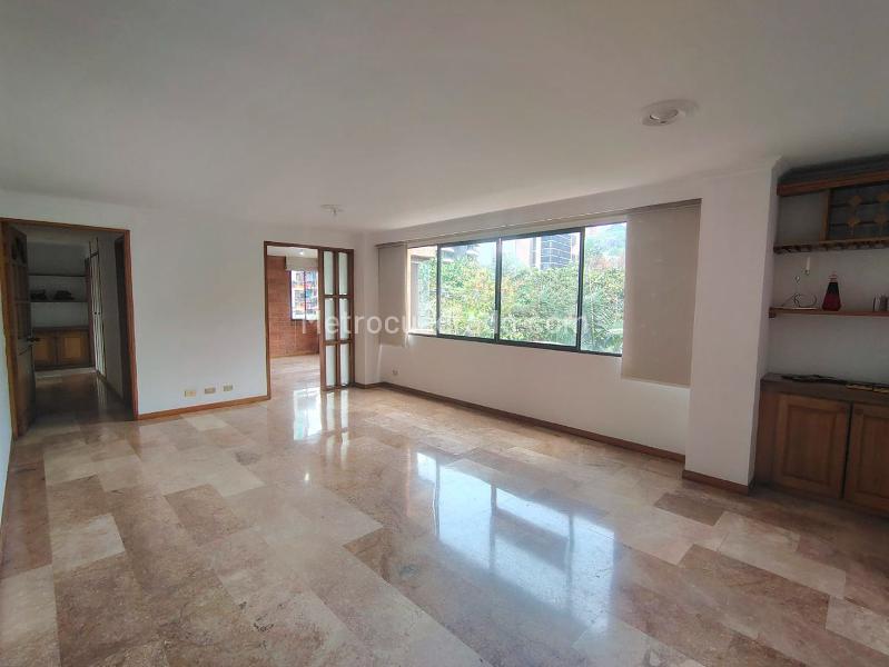 Apartamento de 3 Alcobas en Entorno Tranquilo en El Poblado - 2