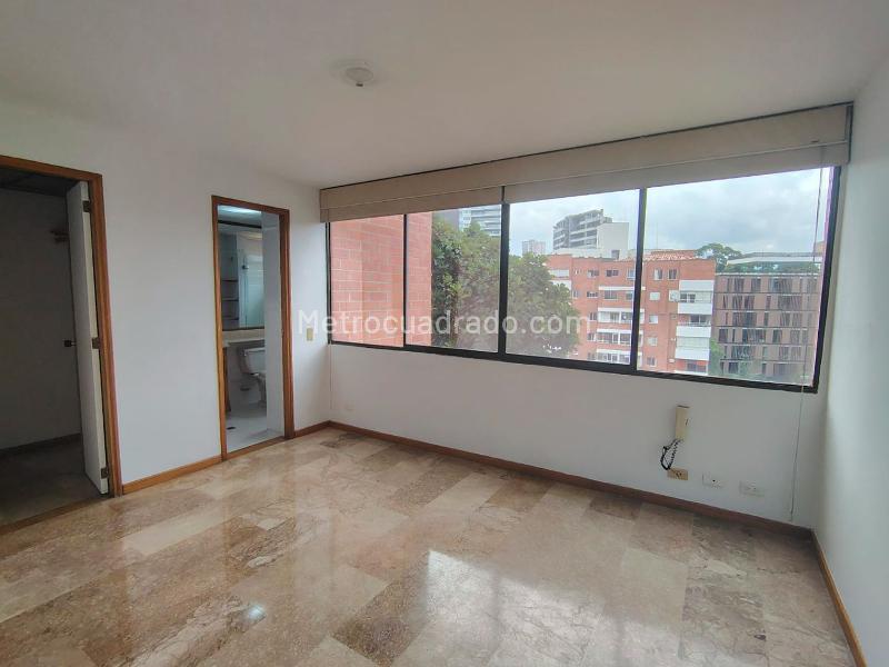 Apartamento de 3 Alcobas en Entorno Tranquilo en El Poblado - 8