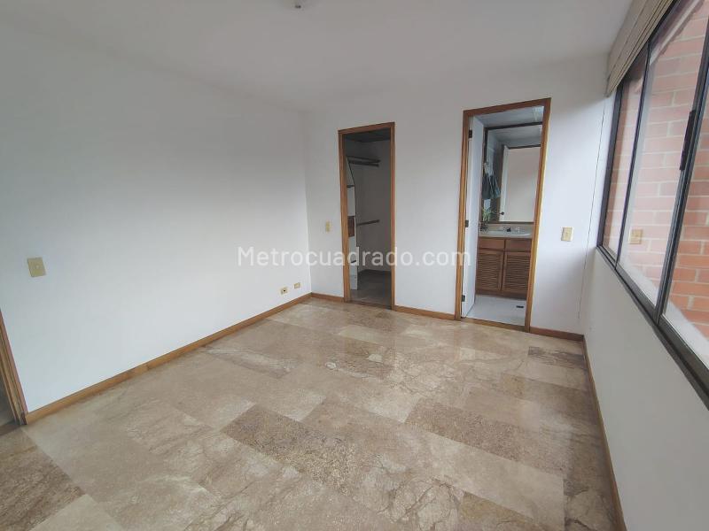 Apartamento de 3 Alcobas en Entorno Tranquilo en El Poblado - 9