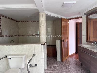 Apartamento de 3 alcobas en venta en El Tesoro, Medellín, 230 m² · foto 16 de 18