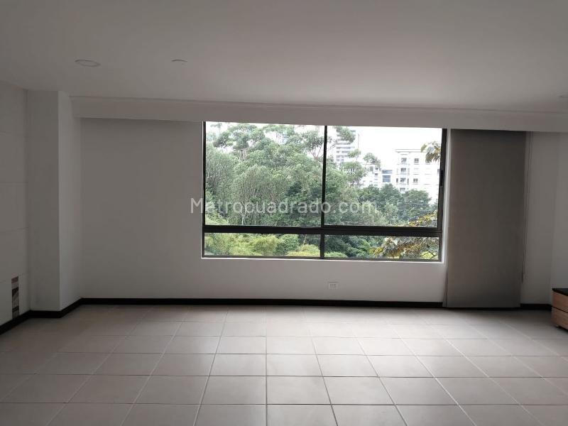 3BR Apartment with Balcony and Covered Parallel Parking in El Poblado - 2