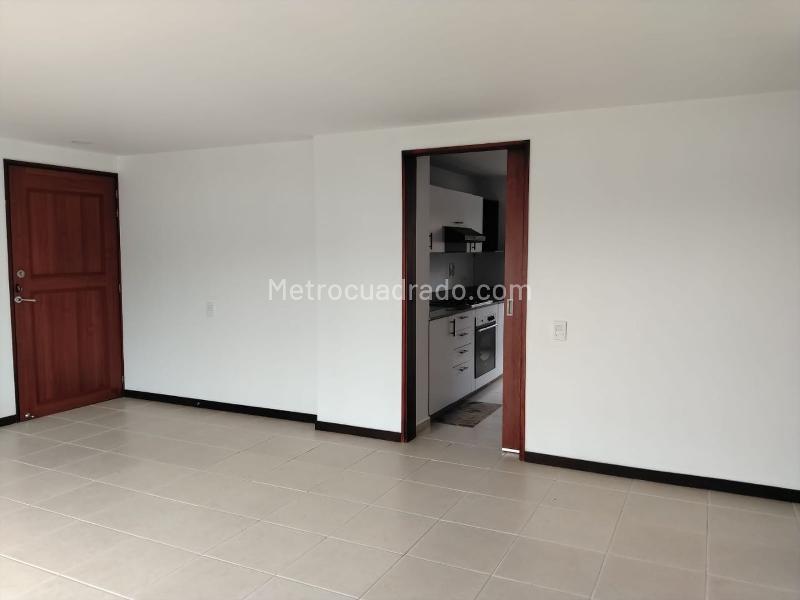 3BR Apartment with Balcony and Covered Parallel Parking in El Poblado - 3