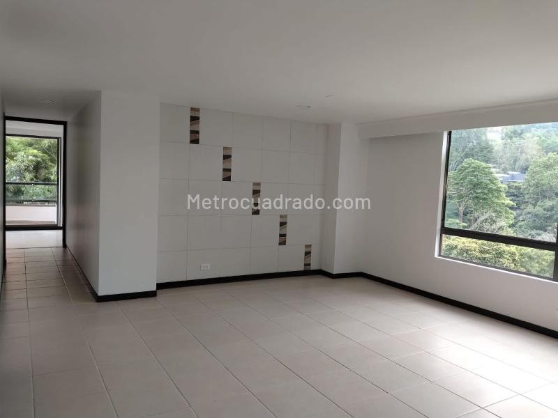 3BR Apartment with Balcony and Covered Parallel Parking in El Poblado - 4