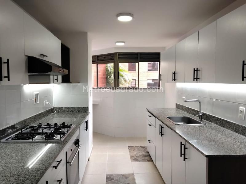 3BR Apartment with Balcony and Covered Parallel Parking in El Poblado - 5