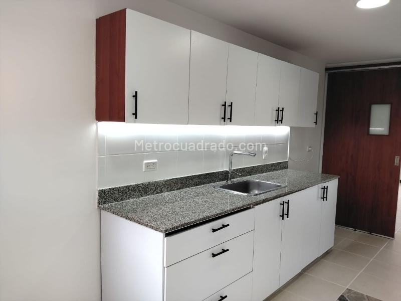 3BR Apartment with Balcony and Covered Parallel Parking in El Poblado - 6