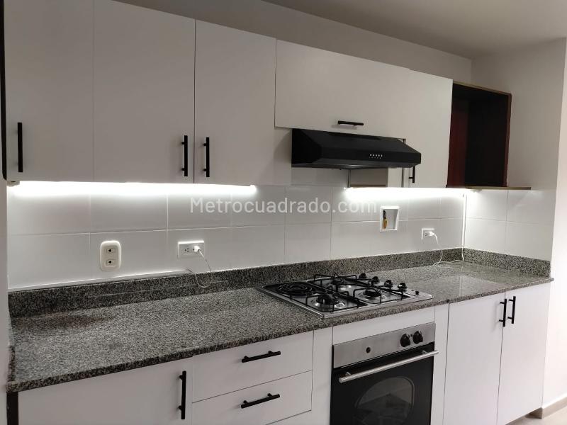 3BR Apartment with Balcony and Covered Parallel Parking in El Poblado - 7