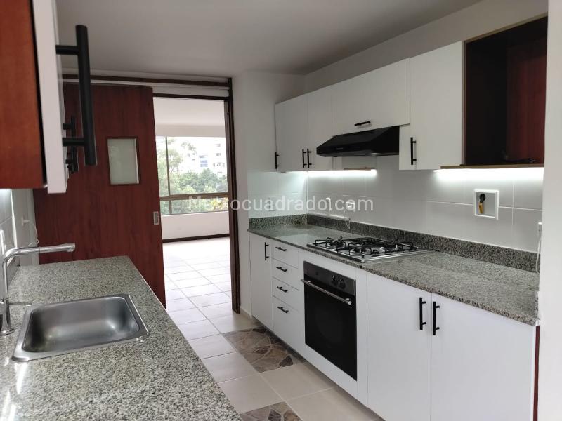3BR Apartment with Balcony and Covered Parallel Parking in El Poblado - 8