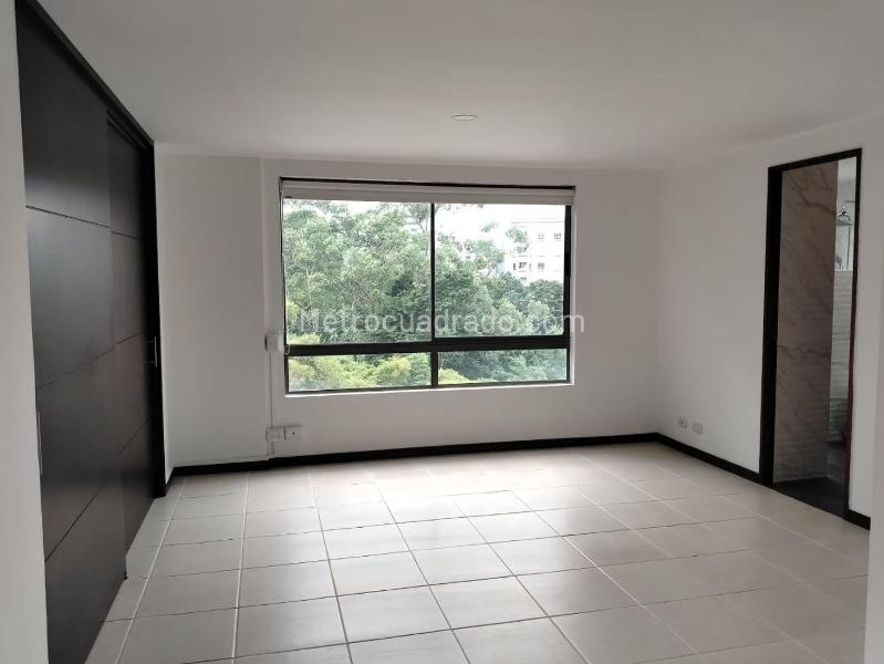 3BR Apartment with Balcony and Covered Parallel Parking in El Poblado - 9