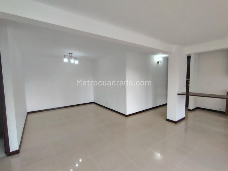 Apartamento de 3 Alcobas con Estudio y Parqueadero Cubierto en El Poblado - 3