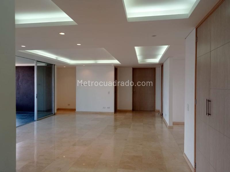 Apartamento Amplio de 3 Alcobas Cerca a Centros Comerciales en El Poblado - 2