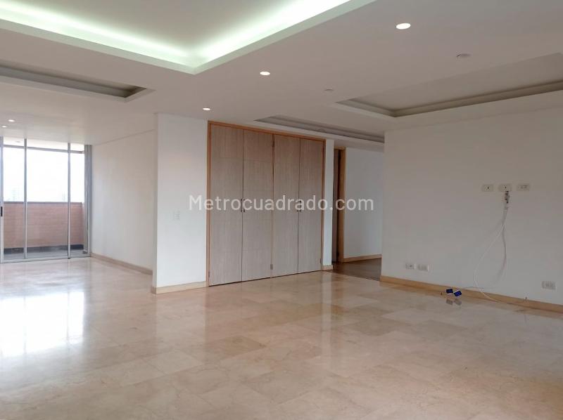 Apartamento Amplio de 3 Alcobas Cerca a Centros Comerciales en El Poblado - 3