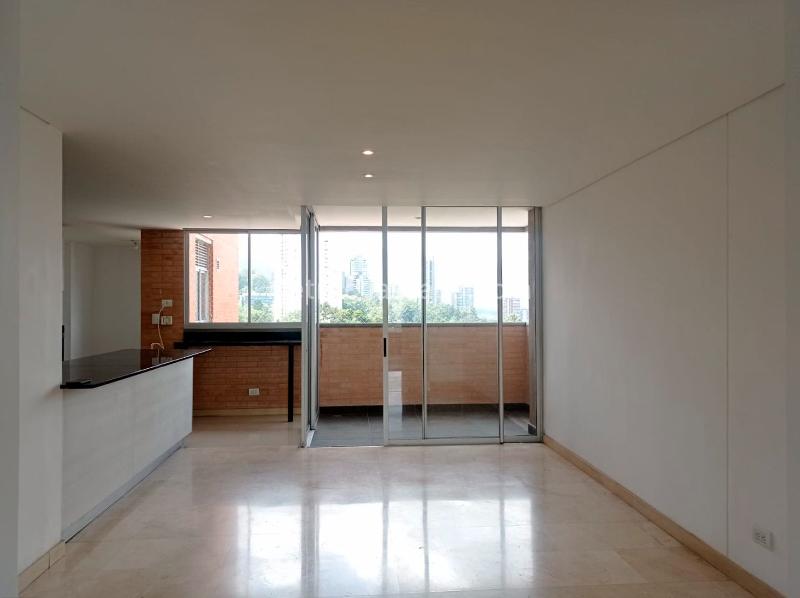 Apartamento Amplio de 3 Alcobas Cerca a Centros Comerciales en El Poblado - 4