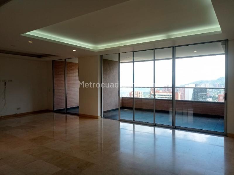 Apartamento Amplio de 3 Alcobas Cerca a Centros Comerciales en El Poblado - 6