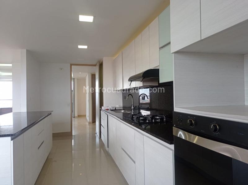 Apartamento Amplio de 3 Alcobas Cerca a Centros Comerciales en El Poblado - 7