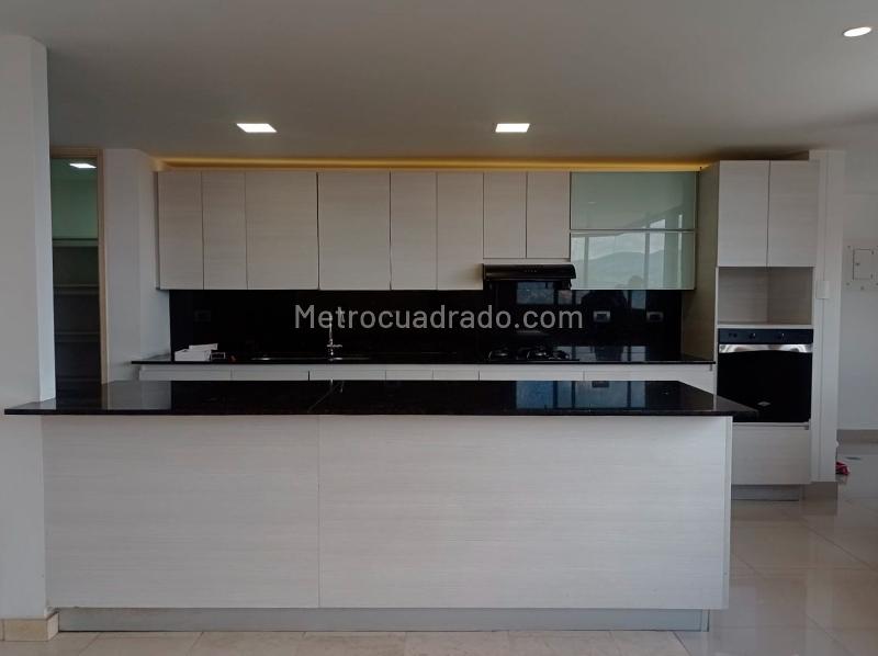 Apartamento Amplio de 3 Alcobas Cerca a Centros Comerciales en El Poblado - 8