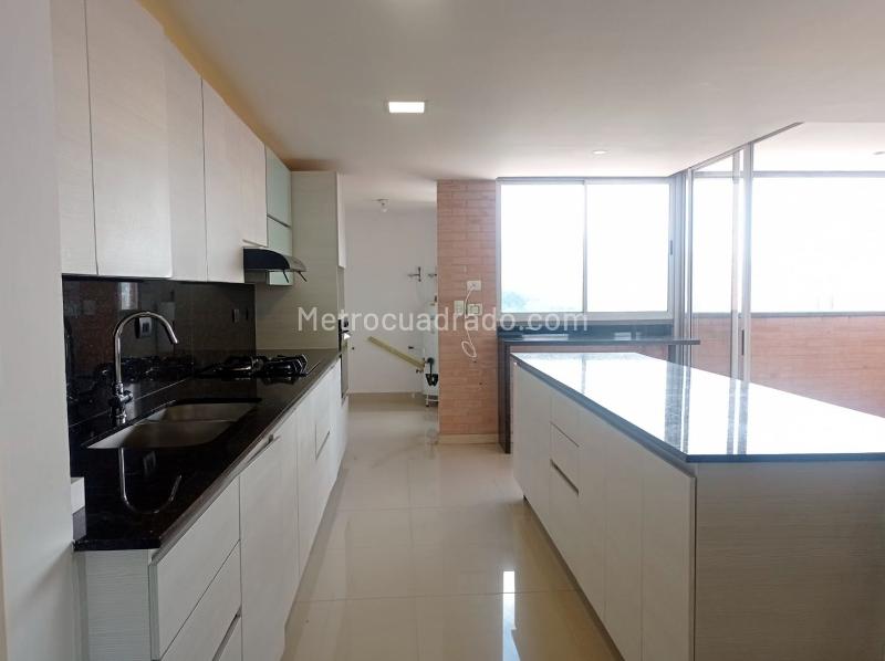 Apartamento Amplio de 3 Alcobas Cerca a Centros Comerciales en El Poblado - 9