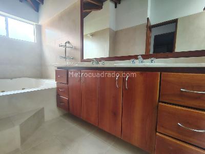 Casa de 3 alcobas en arriendo en El Poblado, Medellín, 825 m² · foto 16 de 17
