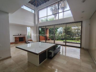 Casa de 3 alcobas en arriendo en El Poblado, Medellín, 825 m² · foto 2 de 17
