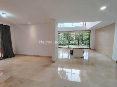 Casa de 3 alcobas en arriendo en El Poblado, Medellín, 825 m² · foto 3 de 17