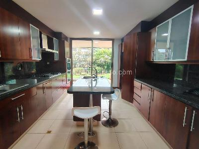 Casa de 3 alcobas en arriendo en El Poblado, Medellín, 825 m² · foto 6 de 17