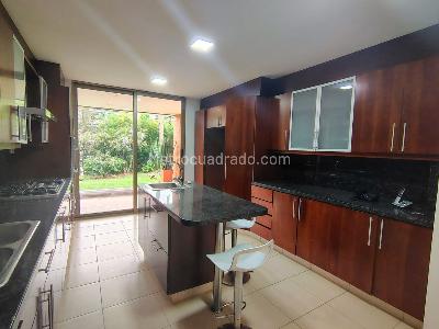Casa de 3 alcobas en arriendo en El Poblado, Medellín, 825 m² · foto 7 de 17