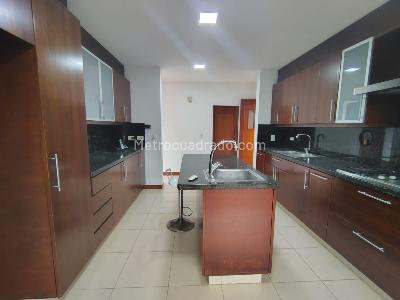 Casa de 3 alcobas en arriendo en El Poblado, Medellín, 825 m² · foto 8 de 17