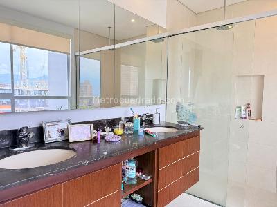 Apartamento de 2 alcobas en venta en El Poblado, Medellín, 188 m² · foto 17 de 19