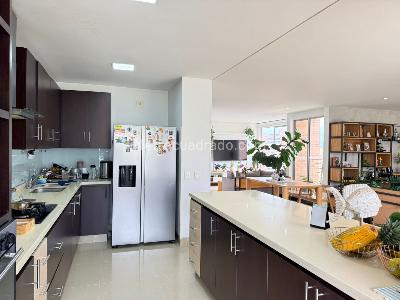 Apartamento de 2 alcobas en venta en El Poblado, Medellín, 188 m² · foto 8 de 19