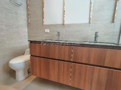 Apartamento de 3 alcobas en arriendo en El Poblado, Medellín, 161 m² · foto 17 de 18