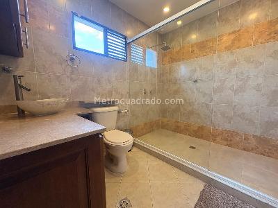 Apartamento de 3 alcobas en arriendo en El Poblado, Medellín, 258 m² · foto 17 de 18