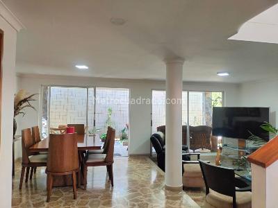 Casa en arriendo en El Poblado, Medellín · foto 2 de 19
