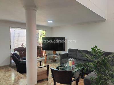 Casa en arriendo en El Poblado, Medellín · foto 3 de 19