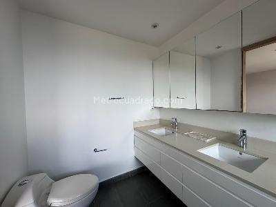 Apartamento de 3 alcobas en venta en El Poblado, Medellín, 220 m² · foto 18 de 20