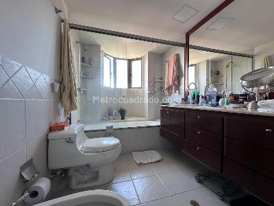 Apartamento de 3 alcobas en venta en El Poblado, Medellín, 212 m² · foto 18 de 20