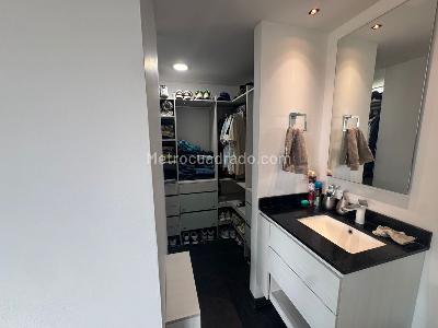 Apartamento de 2 alcobas en venta en El Poblado, Medellín, 107 m² · foto 11 de 12