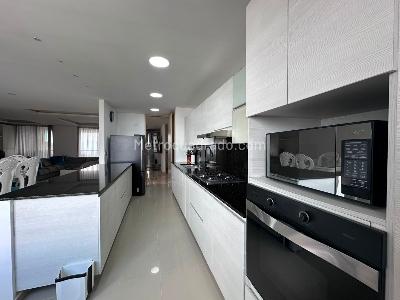 Apartamento de 3 alcobas en venta en El Tesoro, Medellín, 220 m² · foto 7 de 19